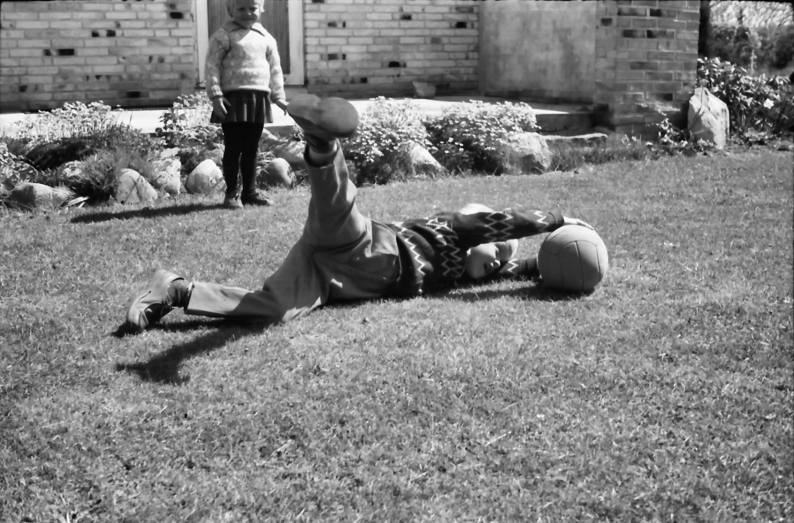 Ove og Conny spiller fodbold 1965